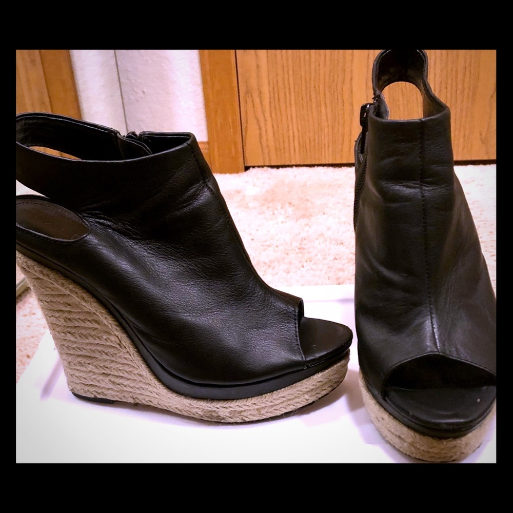 Peep toe wedge